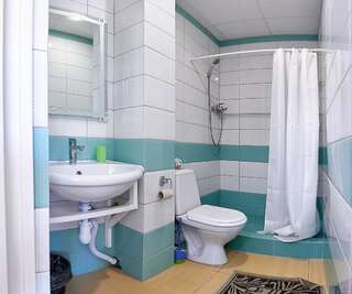 Апартаменты Apartments on Voykova Полоцк Семейный номер с ванной комнатой и балконом-10